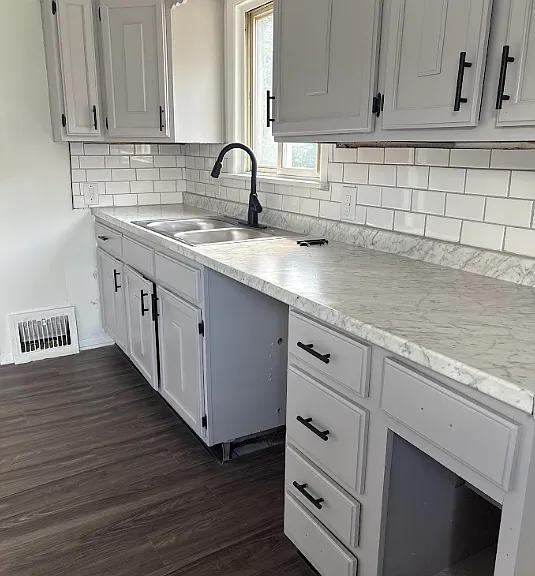975 Corwin Ave — Photo 6