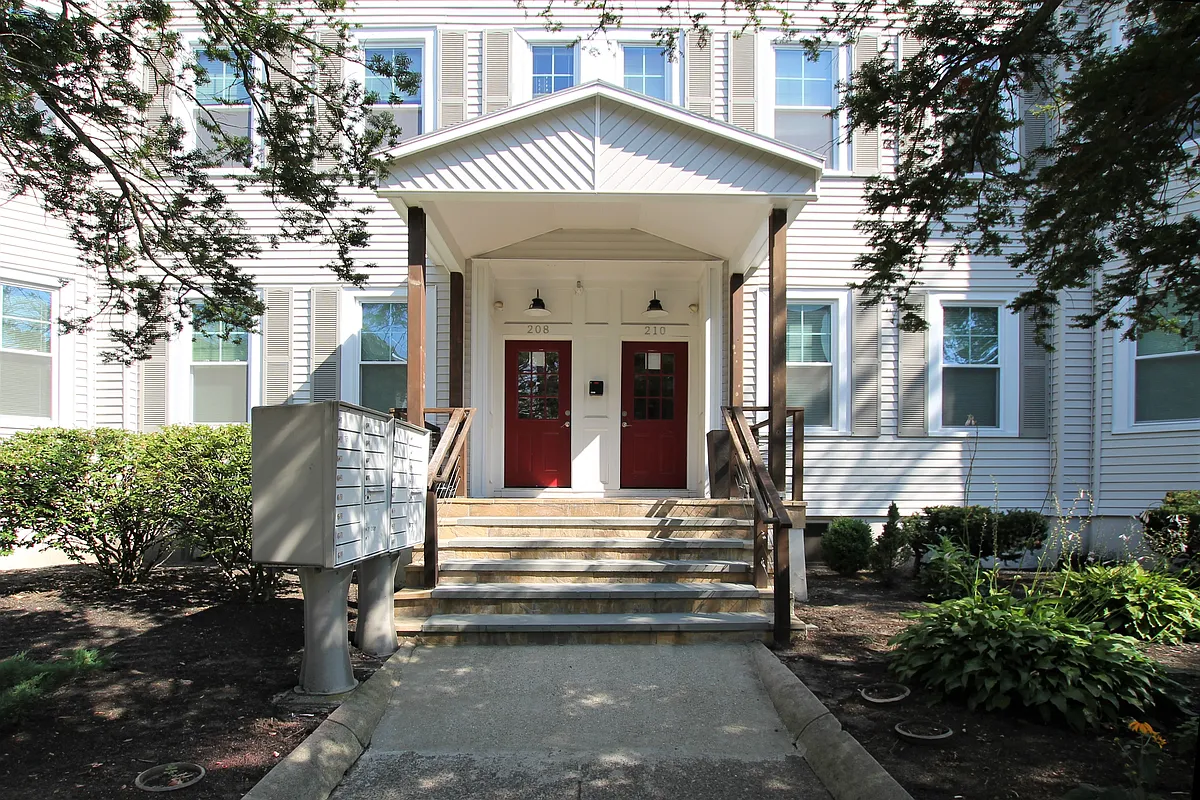 Building Photo - 210 Waterman St #3