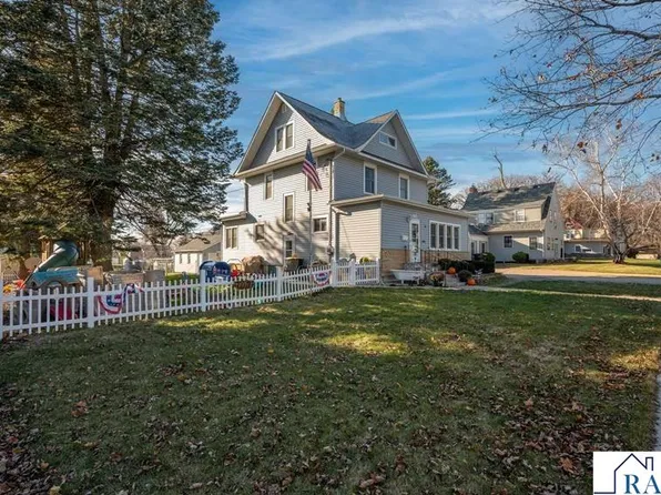 216 E 1st St, Blue Earth, MN 56013