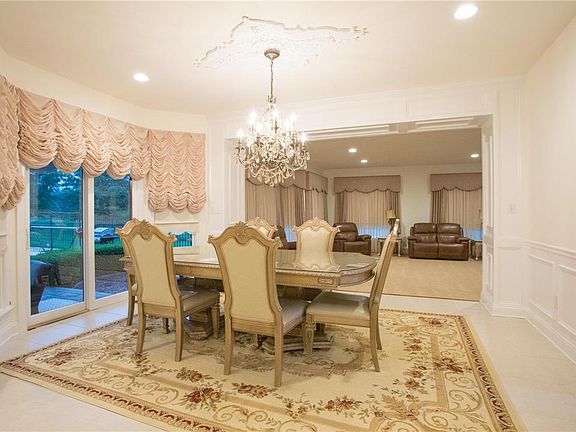 4th image of 2431 Southmoore Dr