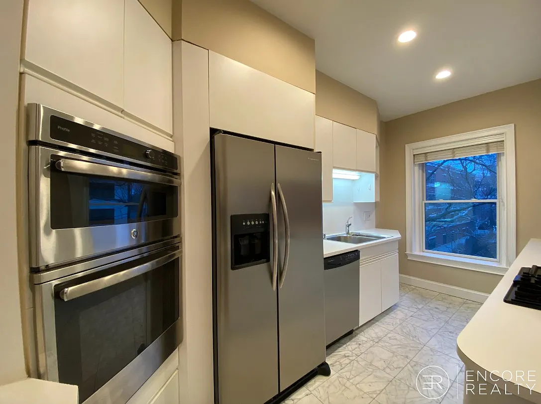 2 bed, 900 sqft, $4,400 — Photo 4