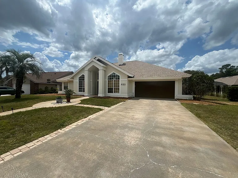 935 Shriver Cir — Photo 2