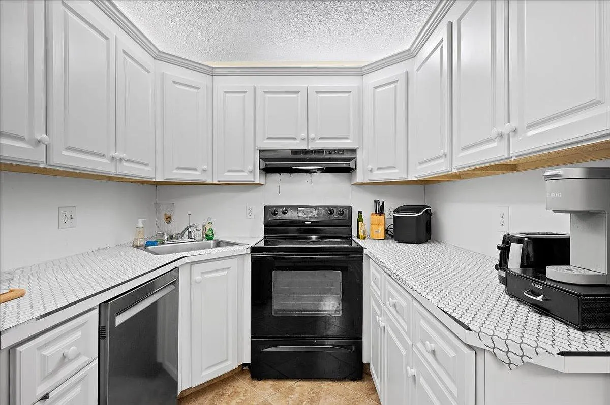 1014 Green Pine Blvd — Photo 4