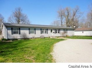 911 E Thompson St, Taylorville, IL