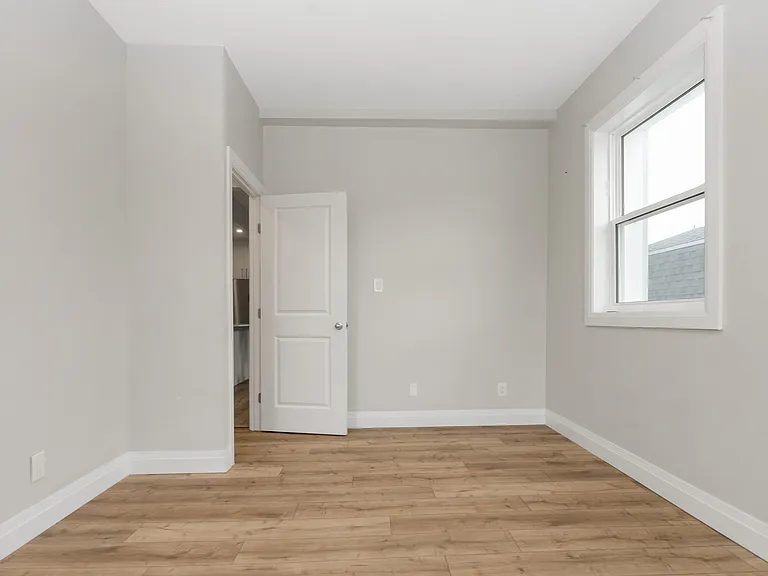 523 Bay St — Photo 13