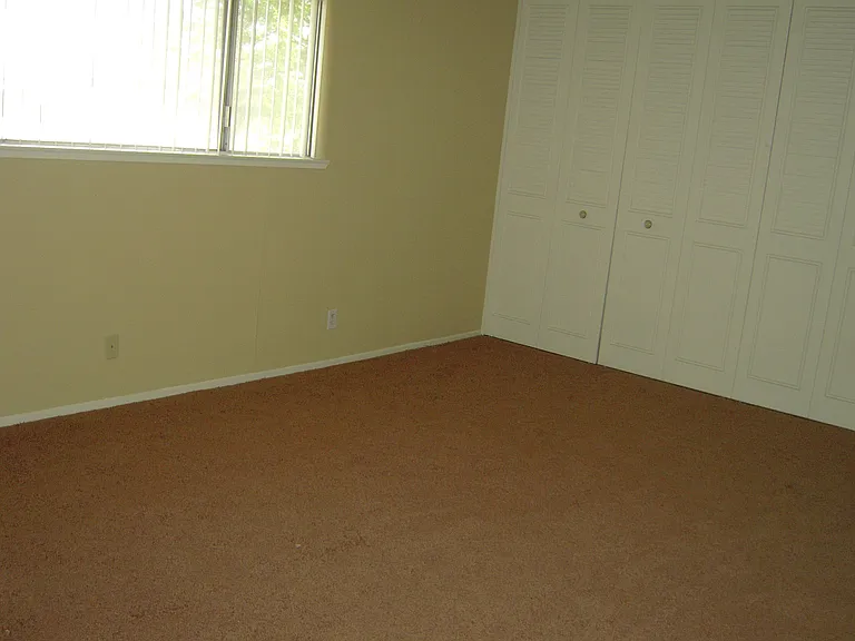 140 Greenbriar Townhouse Way — Photo 8