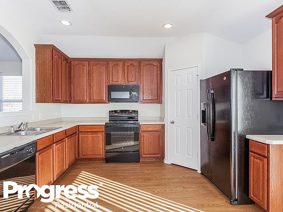 3rd image of 506 Eisenhower Ln
