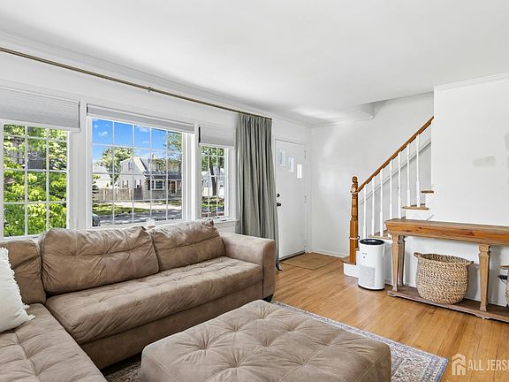 4th image of 329 Maplewood Ave