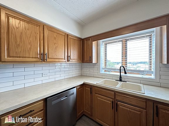 3rd image of 5555 N Cumberland Ave Unit 604