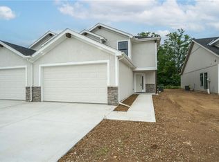 705 Ridge Dr, Smithville, MO 64089