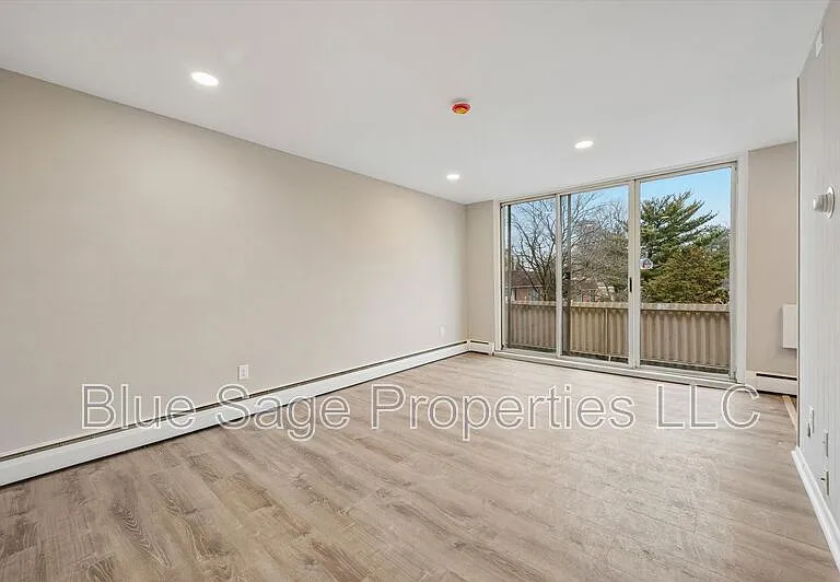 100 E Glenolden Ave #R11 — Photo 4