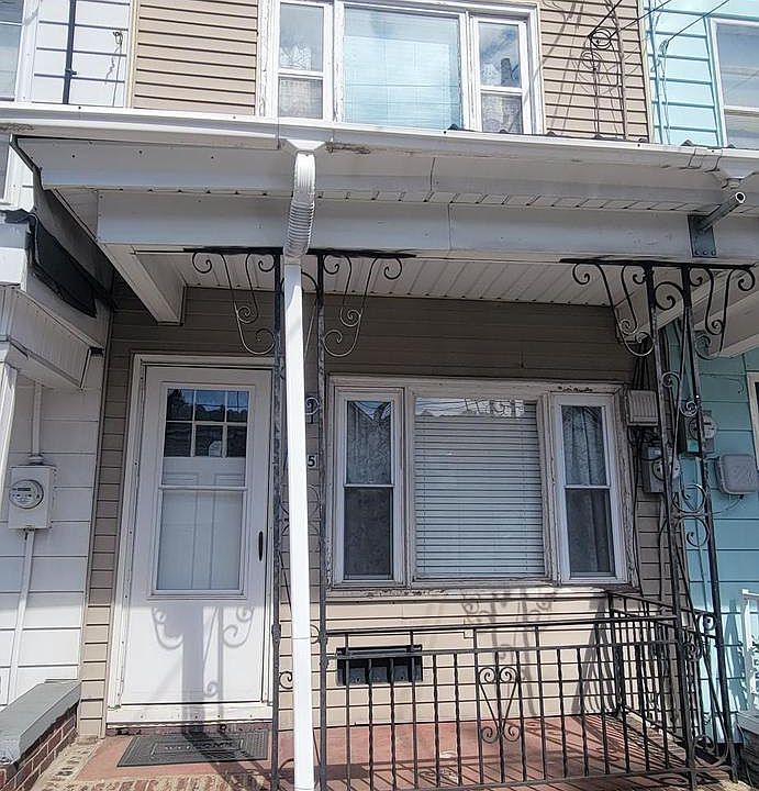 1st image of 325 E Market St