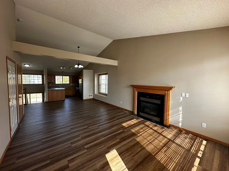 402 Creekside Dr — Photo 5
