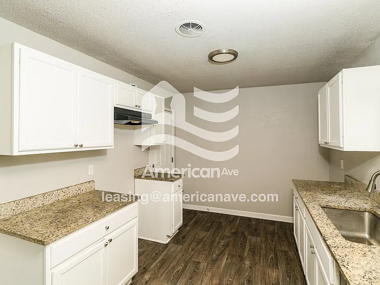 1040899_006_kitchen_7.jpg