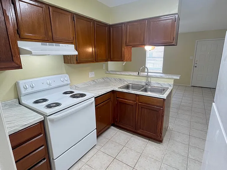 Town Oaks Apartments — Photo 13