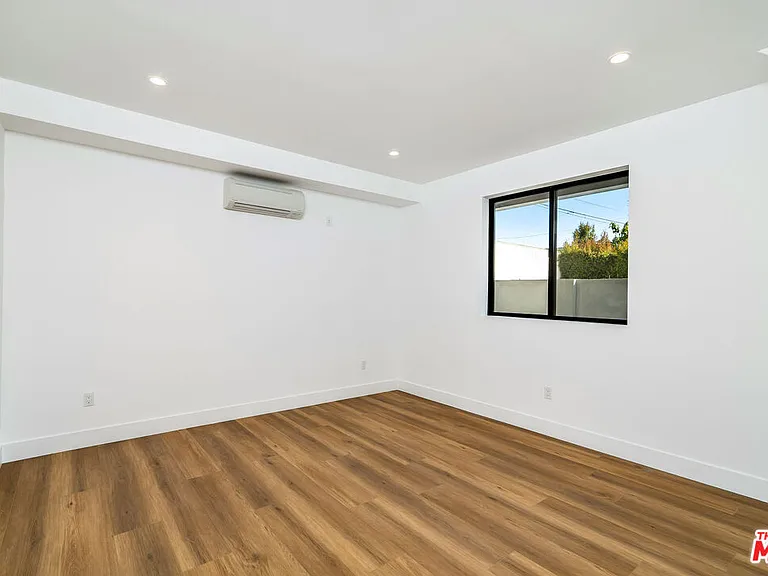 2204 1/2 Carmona Ave — Photo 32