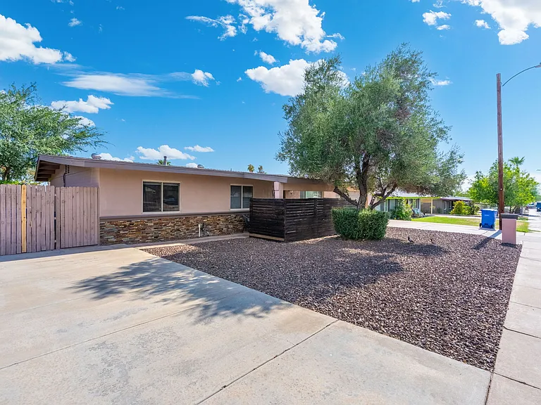 1231 E Diana Ave — Photo 3