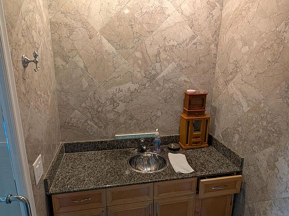 4th image of 930 SE 9th Avenue #11