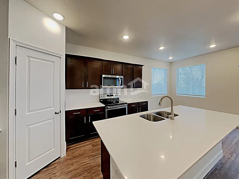 2151 E Silverado Ln — Photo 4