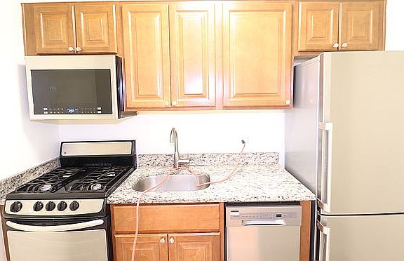 3rd image of 14345 Sanford Ave APT 202
