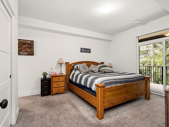 5th image of 222 Golden Oaks Cres