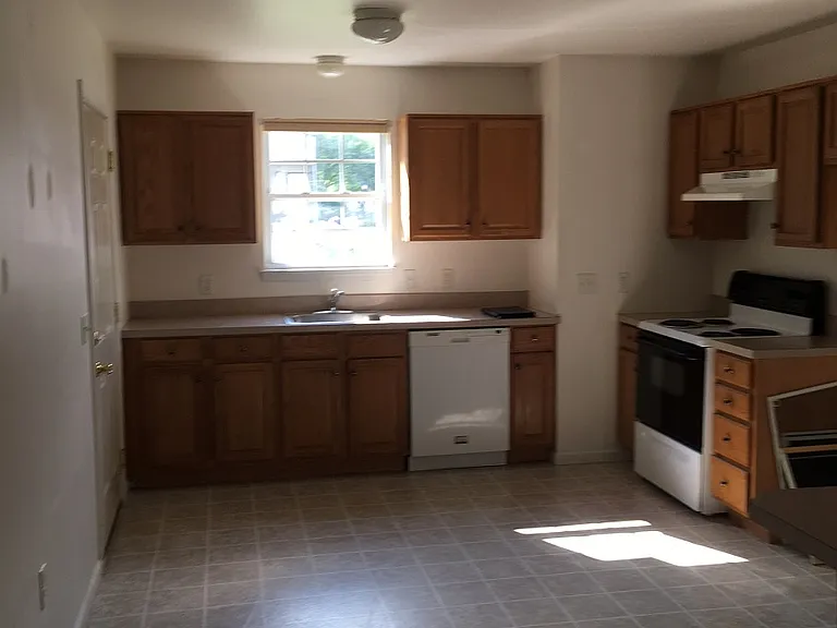 37 Christine Dr — Photo 5