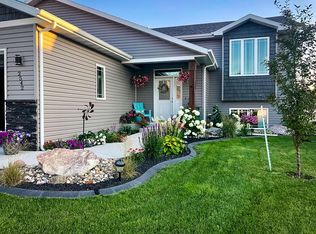 2542 Peach Tree Dr, Bismarck, ND 58504