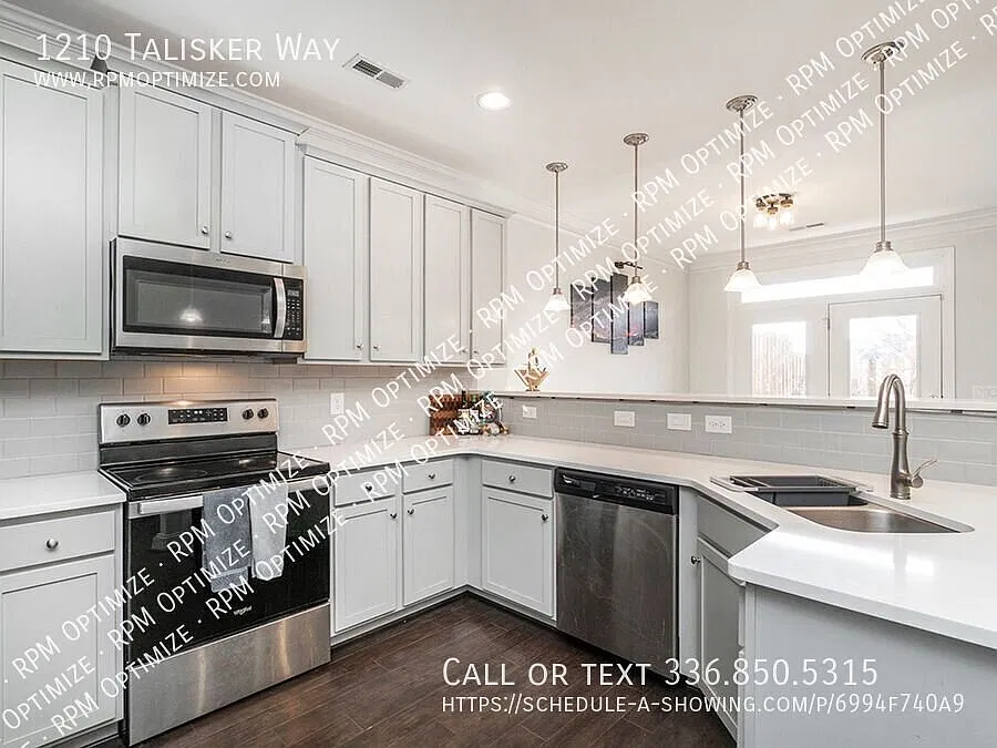 Spacious Townhome with Loft & Private Fenced Yard — Photo 2