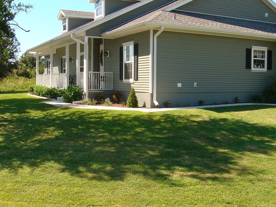 Front of home, covered porch