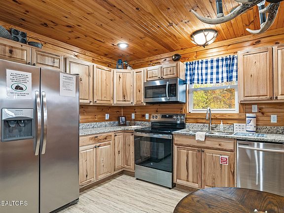 3rd image of 361 Holiday Ln