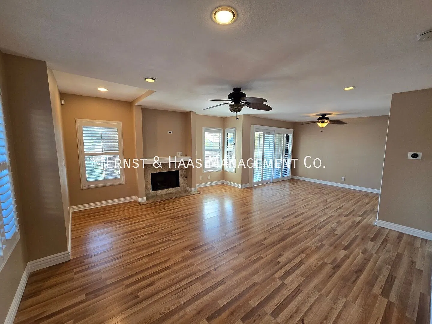 Luxury Carson Townhome with Modern Upgrades! — Photo 4