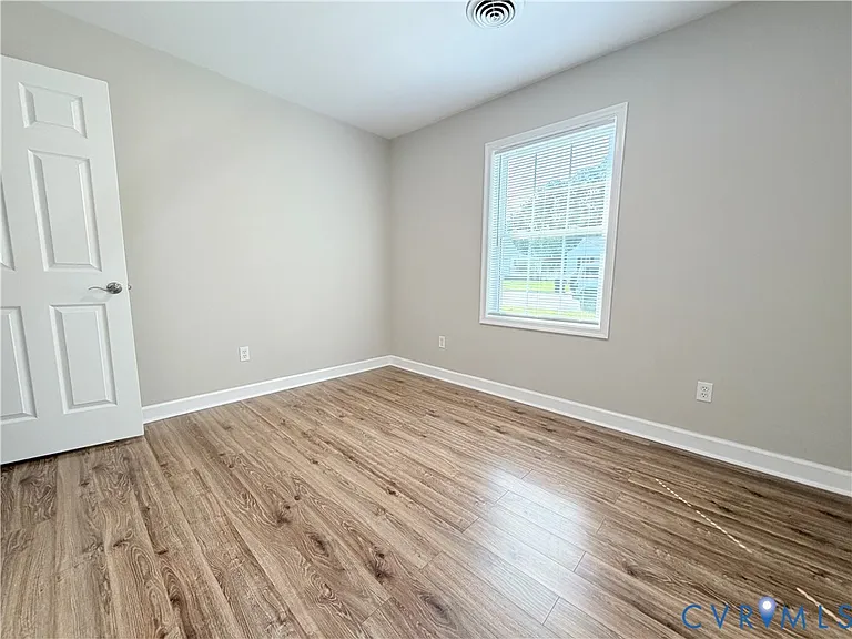 526 Roslyn Ave — Photo 12