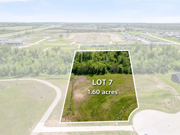 2909 Timber Creek Ct, Hiawatha, IA 52233