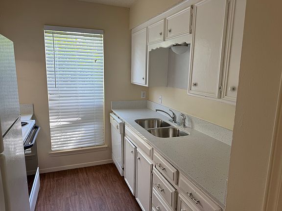 3rd image of 2730 Parkchester Dr