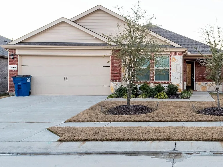 1009 Riverstone Trl — Photo 1