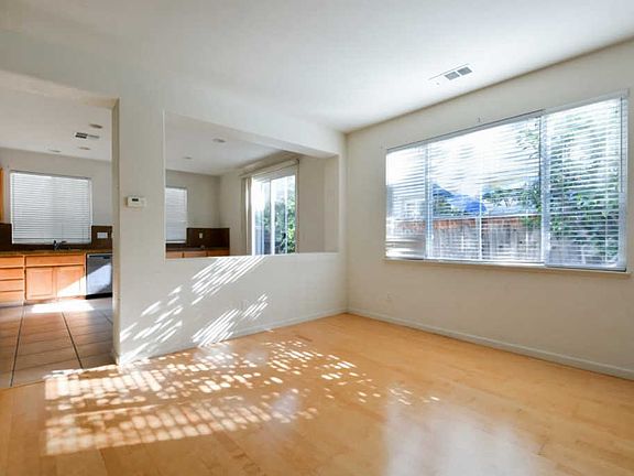 3rd image of 2138 Kingsbury Cir