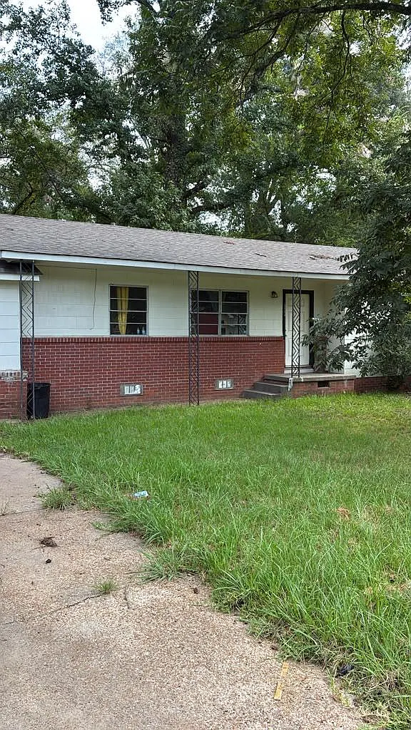 4 bed, $1,100 — Photo 1