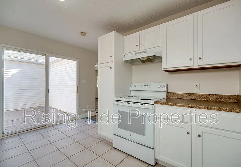 1903 Alice St — Photo 1