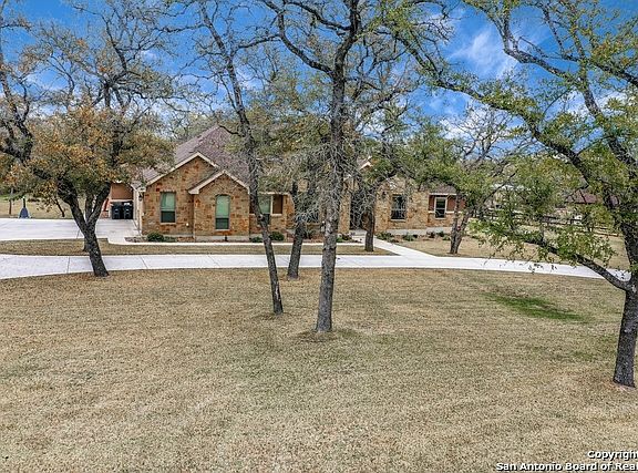 3rd image of 137 Woodlands Dr