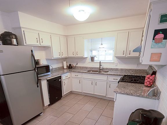 4th image of 7 Dogwood Cir