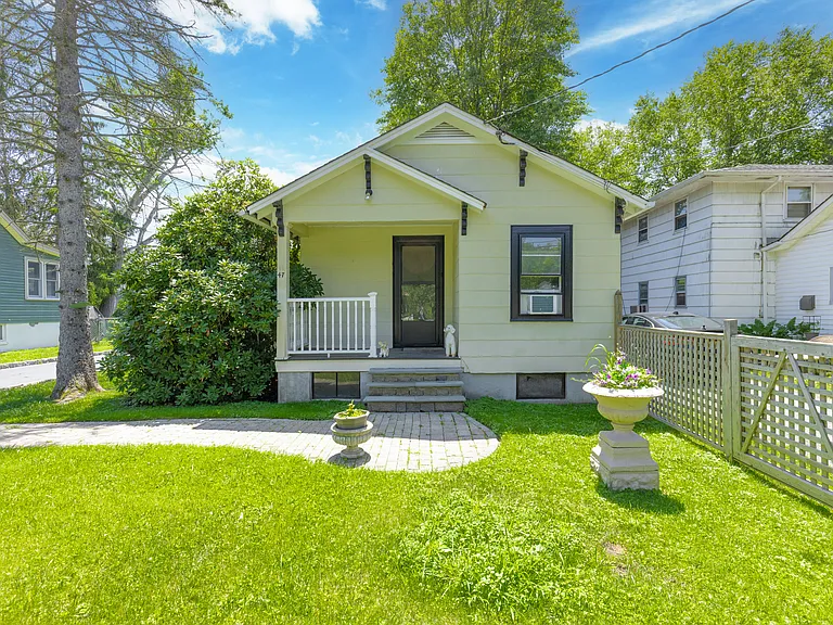 47 Lakeview Ter — Photo 1