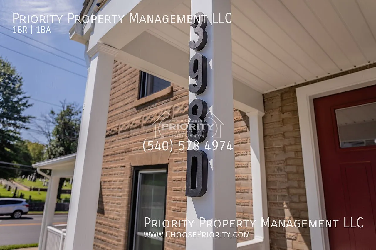New Price! Amazing Remodeled 1BA 1BA Custom Apartment, Harrisonburg — Photo 3
