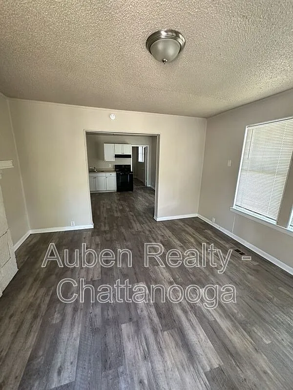 2 bed, 1.0 bath, 925 sqft, $1,095 — Photo 2