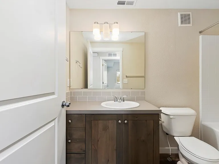 Owyhee Park Apartments — Photo 13