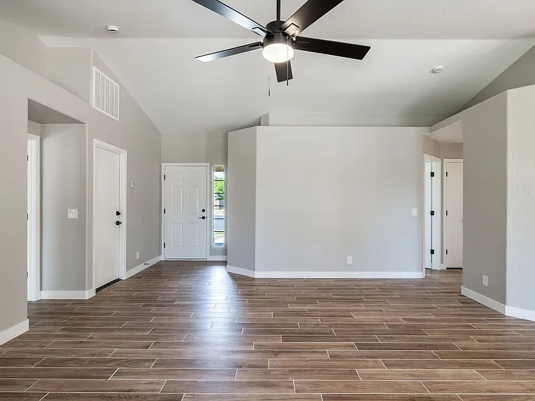2883 E Oakland Ct — Photo 3