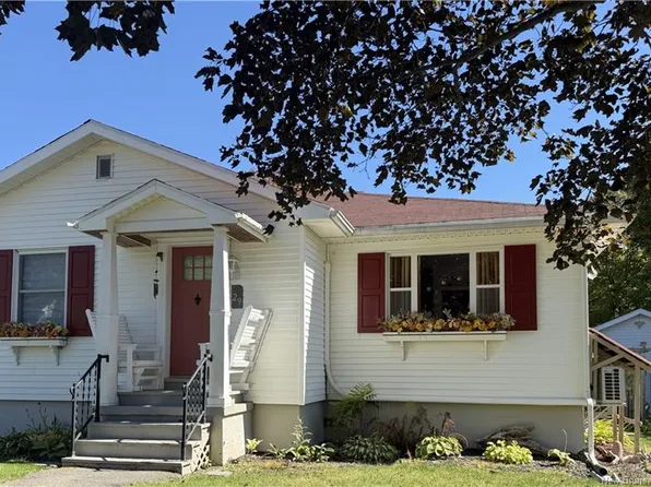 29 School St, Saint Stephen, NB E3L 2N5