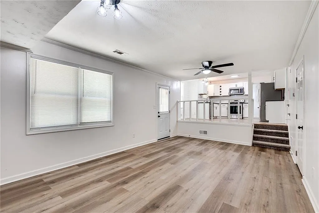 3 bed, 2.0 bath, 1784 sqft, $2,400 — Photo 4