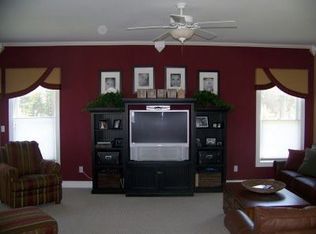 5 Stoughton Ln, Orchard Park, NY 14127