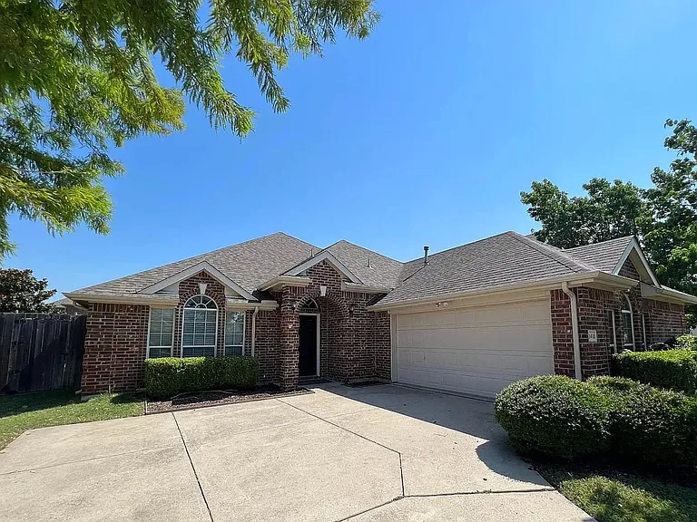 1418 Kingsley Dr — Photo 2