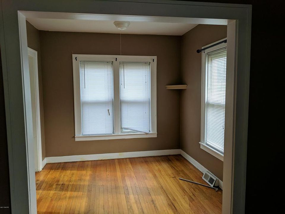 2nd image of 1111 Diamond Ave NE